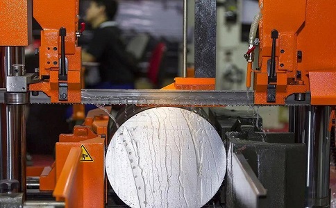 松山湖管委会立式金属带锯床切削出现跑带故障解决方法！